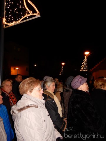 Fellobant az első gyertya lángja 57